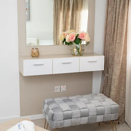 Lazuli & Pool 501 لارنكا