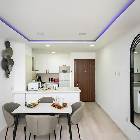 Lazuli & Pool 501 Apartment *
